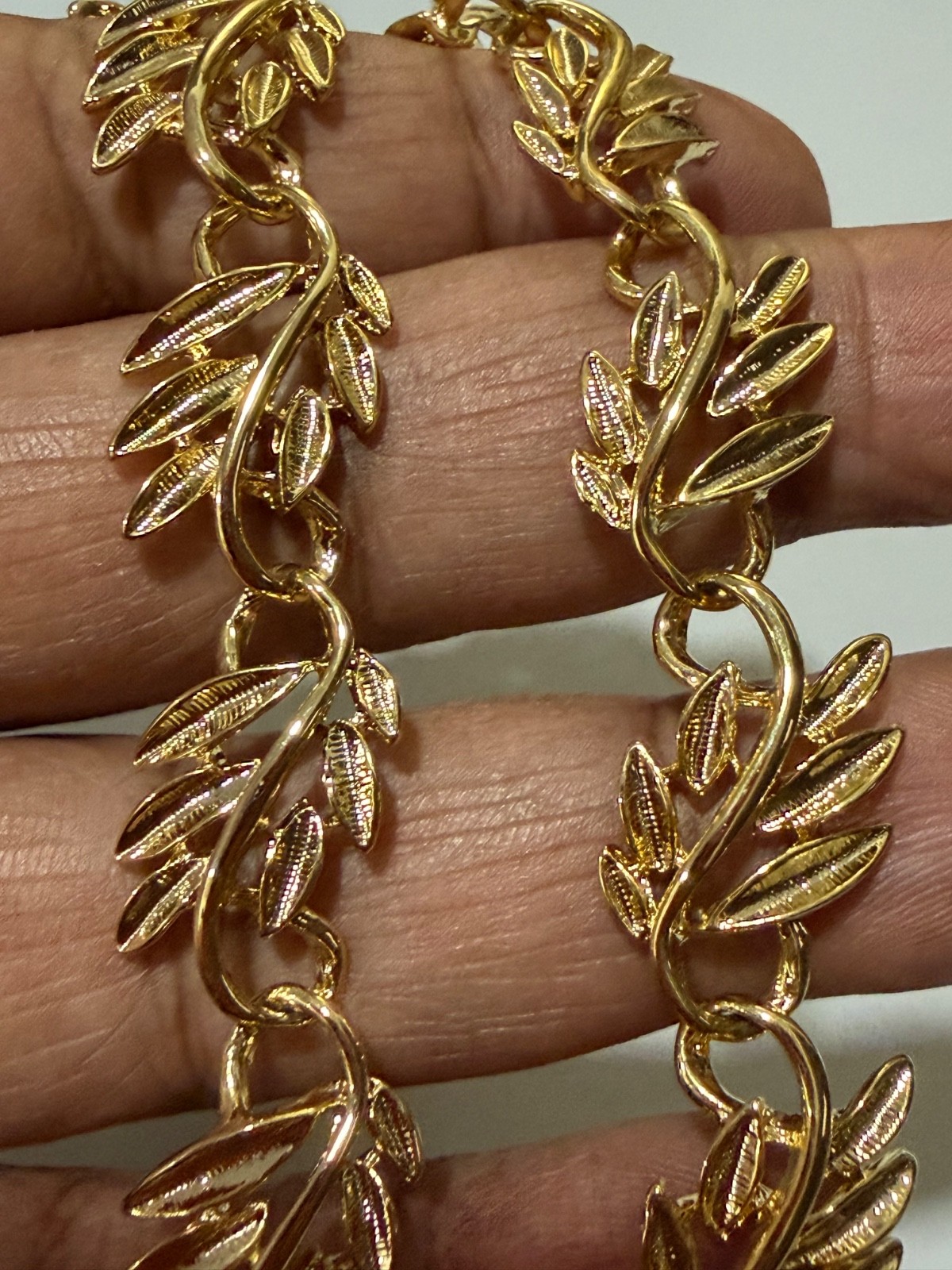 Leaf Floral Link Necklace Gold Tone Fold Over Clasp 16”