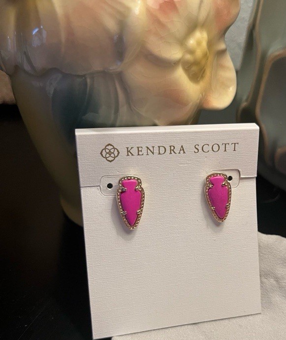 NWOT Kendra Scott SKYLETTE Magenta Hot Pink Arrow Stud Gold Earrings Rare
