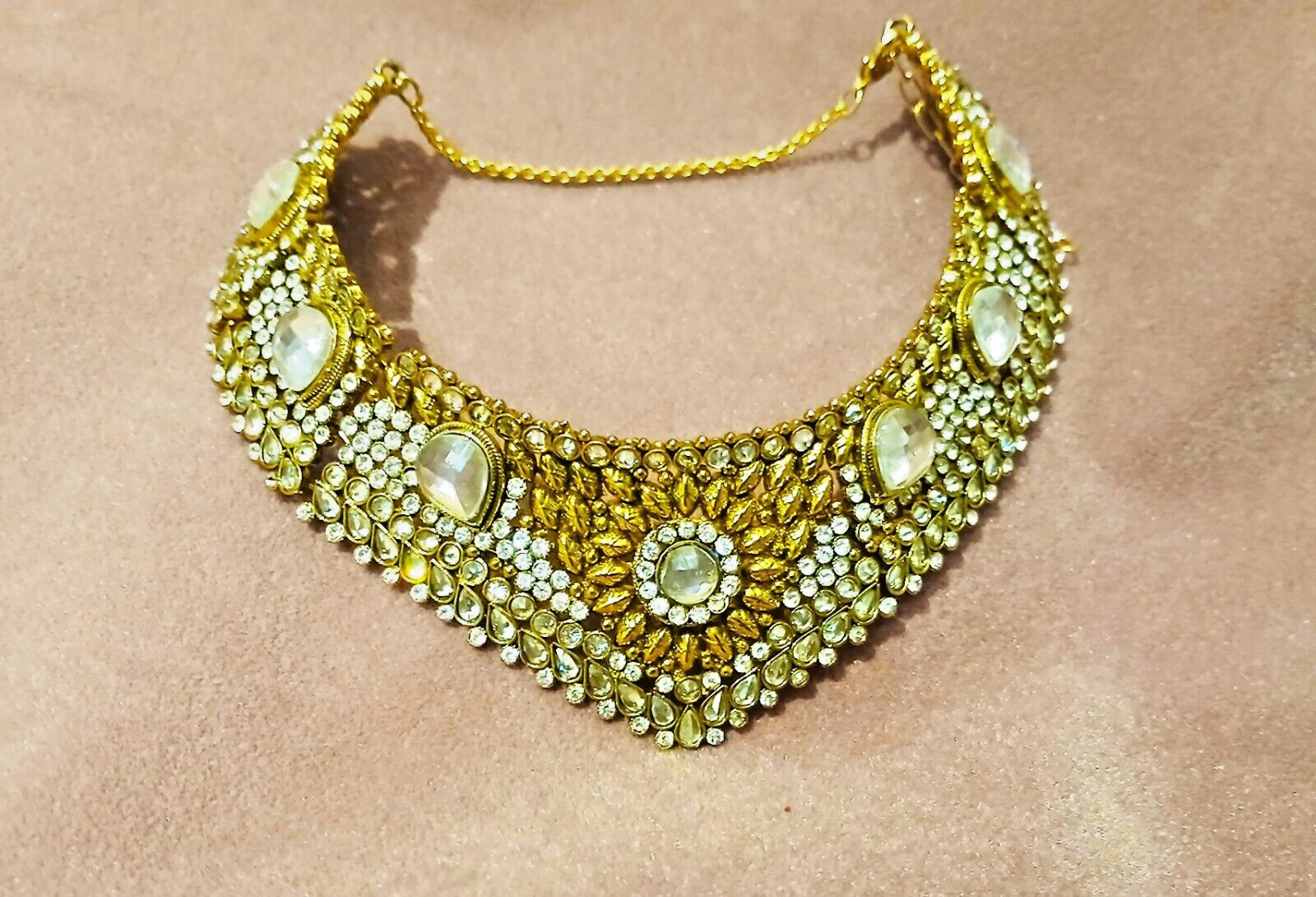 YELLOW METAL COLLAR TYPE NECKLACE