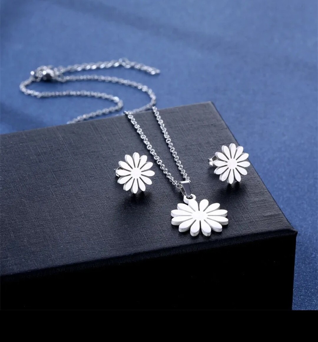 316L Surgical Steel Silver Daisy Flower Necklace Pendant And Stud Earrings