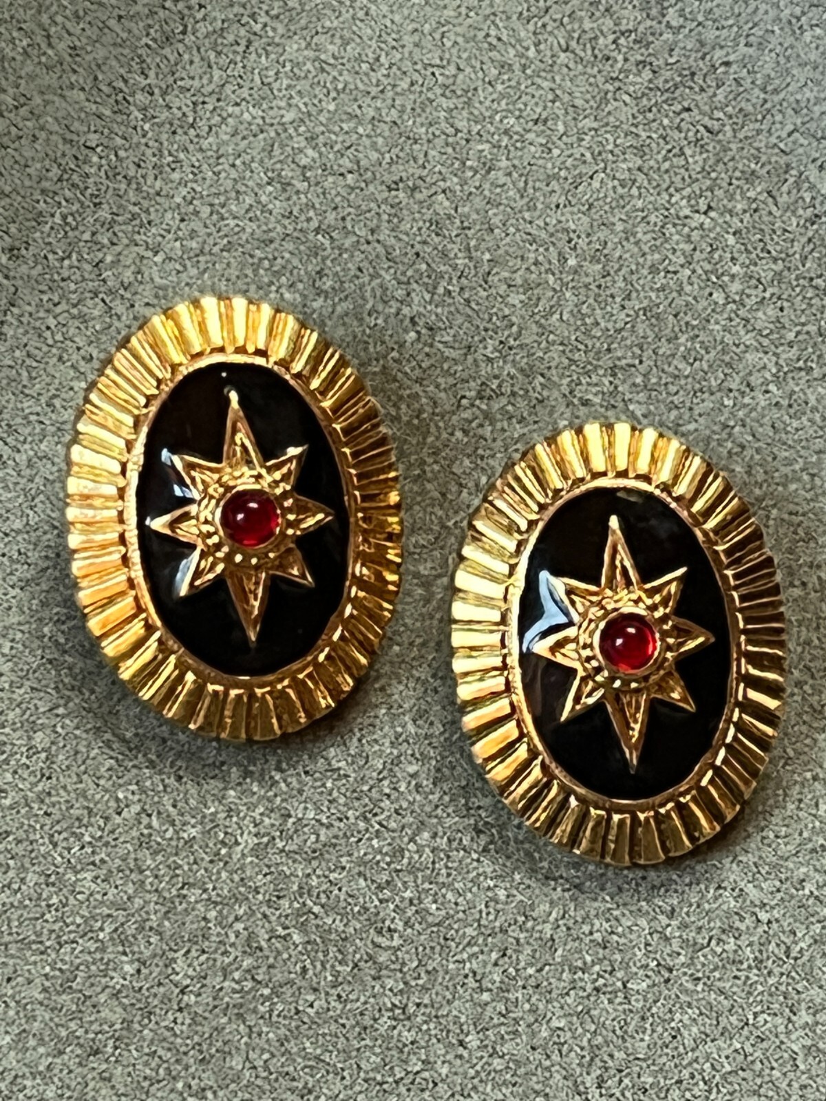 Black Enamel w Goldtone Star & Tiny Red Jelly Cab Oval Clip Earrings – 1 and 1/8