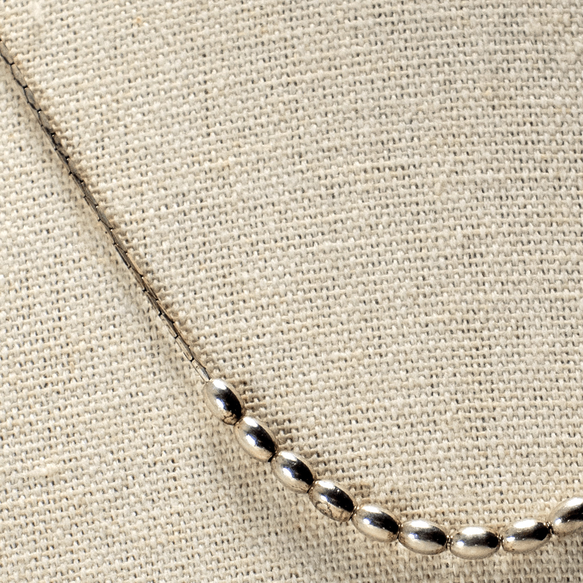 Silver Cardano necklace with 12 oval movable beads – Sustainable & stylish