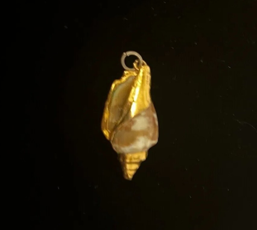 Vintage Gold Tone Pearly Striped Conch Shell Sea Ocean Bay Mini Pendant Charm US