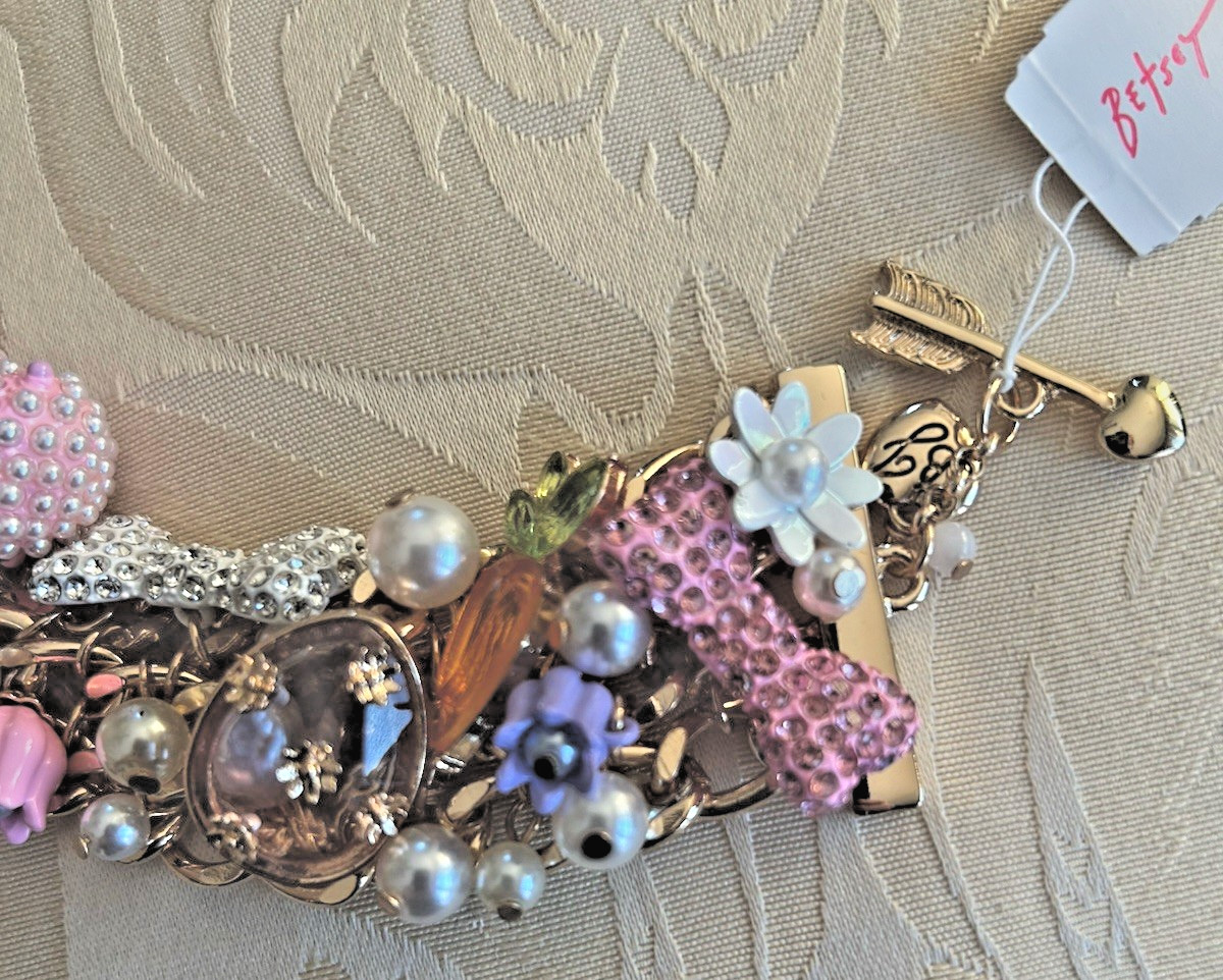 NEW Betsey Johnson Goldtone Easter Egg Bunny Tulip Bow Daisy Charm Bracelet