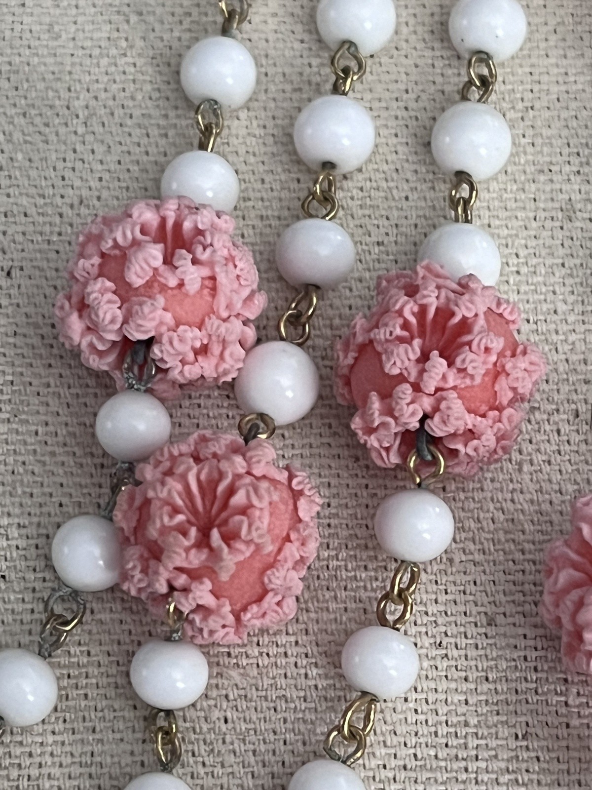 Vintage 27in Pink Carnation Bead Glass Bead Claw Necklace