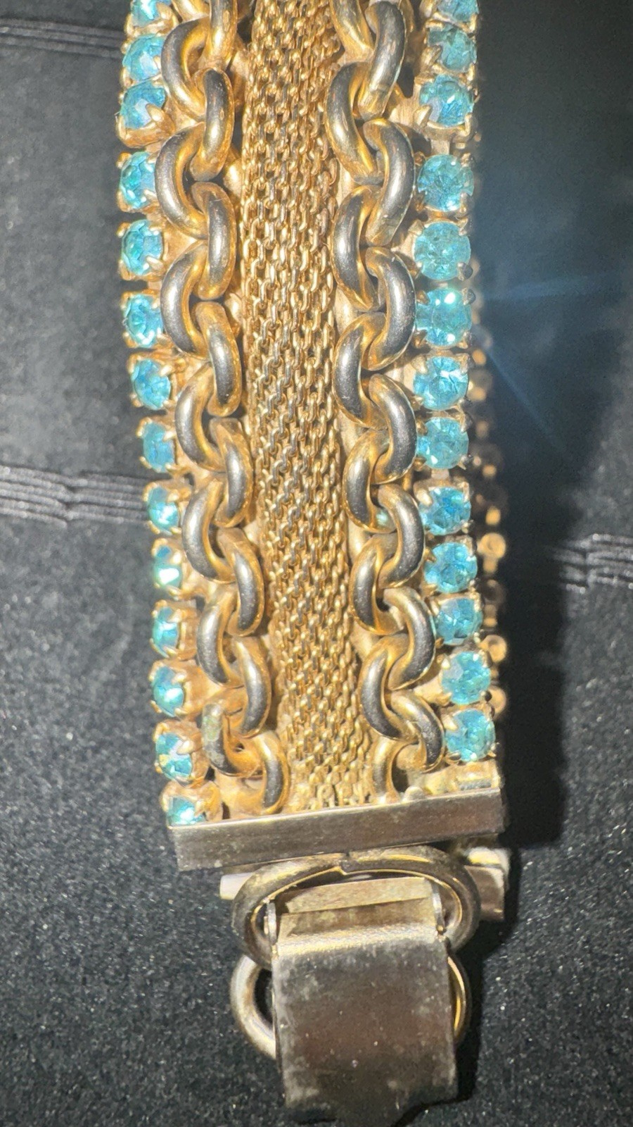 Vintage Gold Tone Metal Curb Chain BraceletRound Blue Prong Set Stones Box Clasp