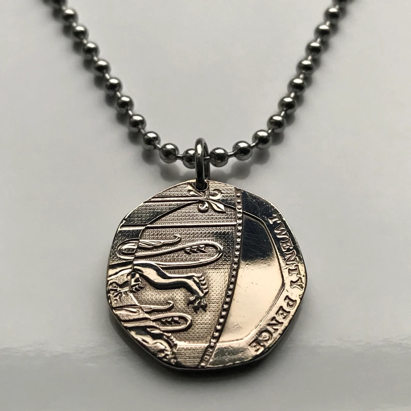 2010 England United Kingdom 20 Pence coin pendant English lions London n000947
