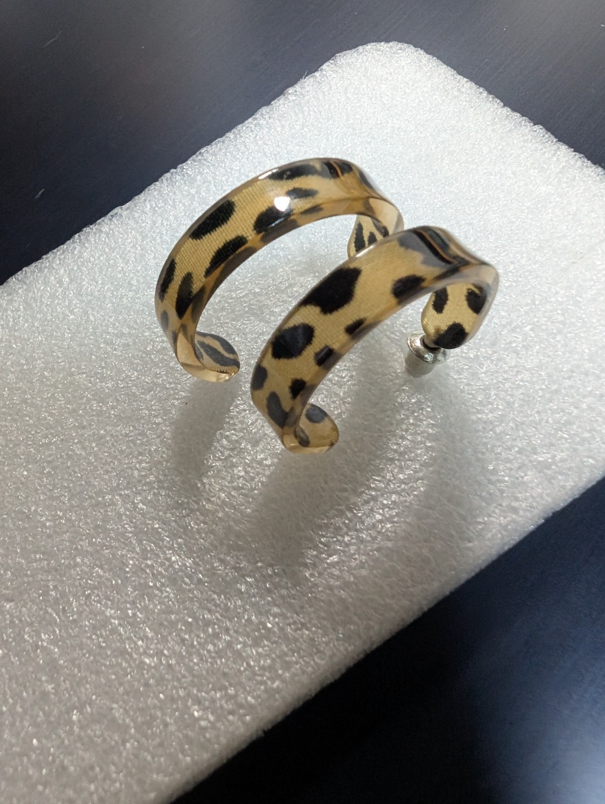Leopard C-shaped resin earrings .96″ DAD993