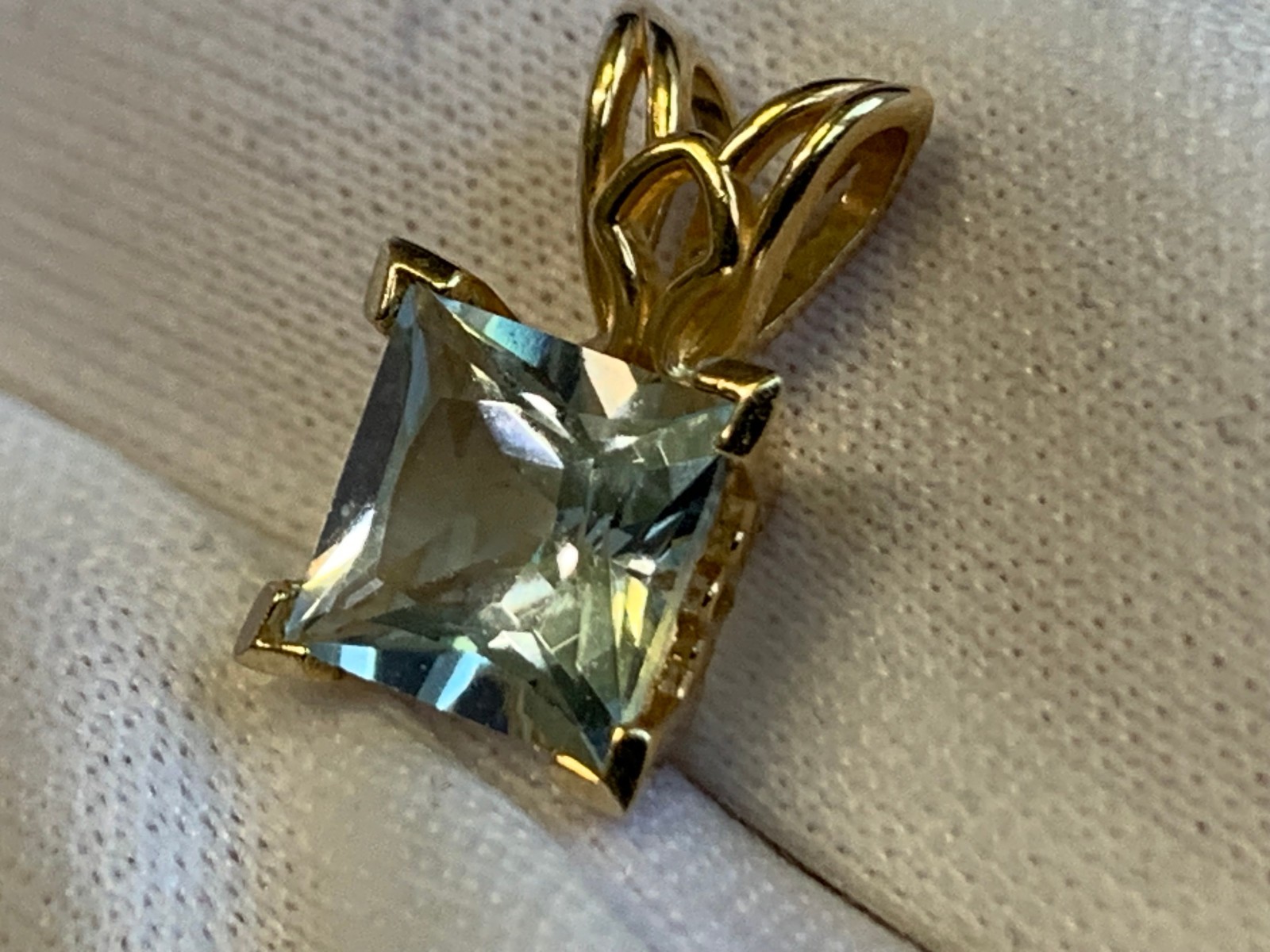14K Yellow Gold Pendant 1.48g Fine Jewelry Aquamarine Color Charm *READ*