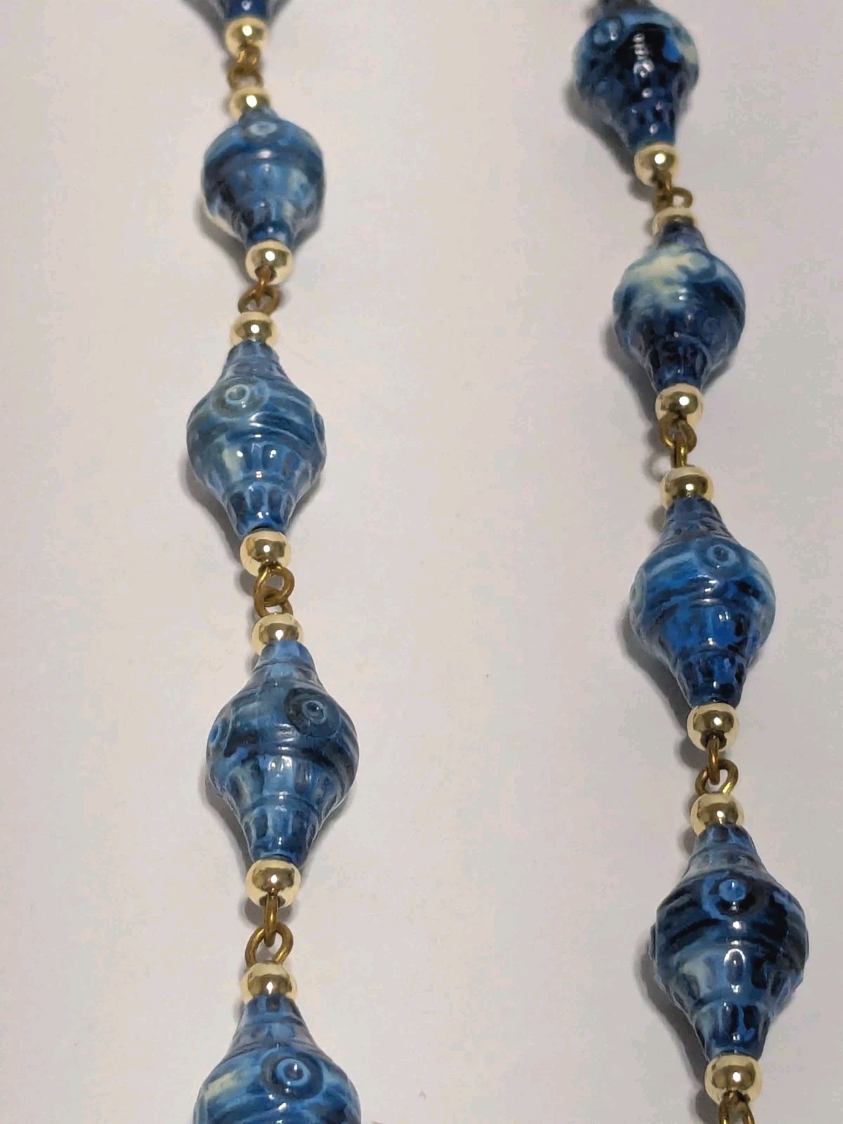 Textured, Embossed Blue & White Acrylic Beaded & Gold Tone Accents Necklace 18″