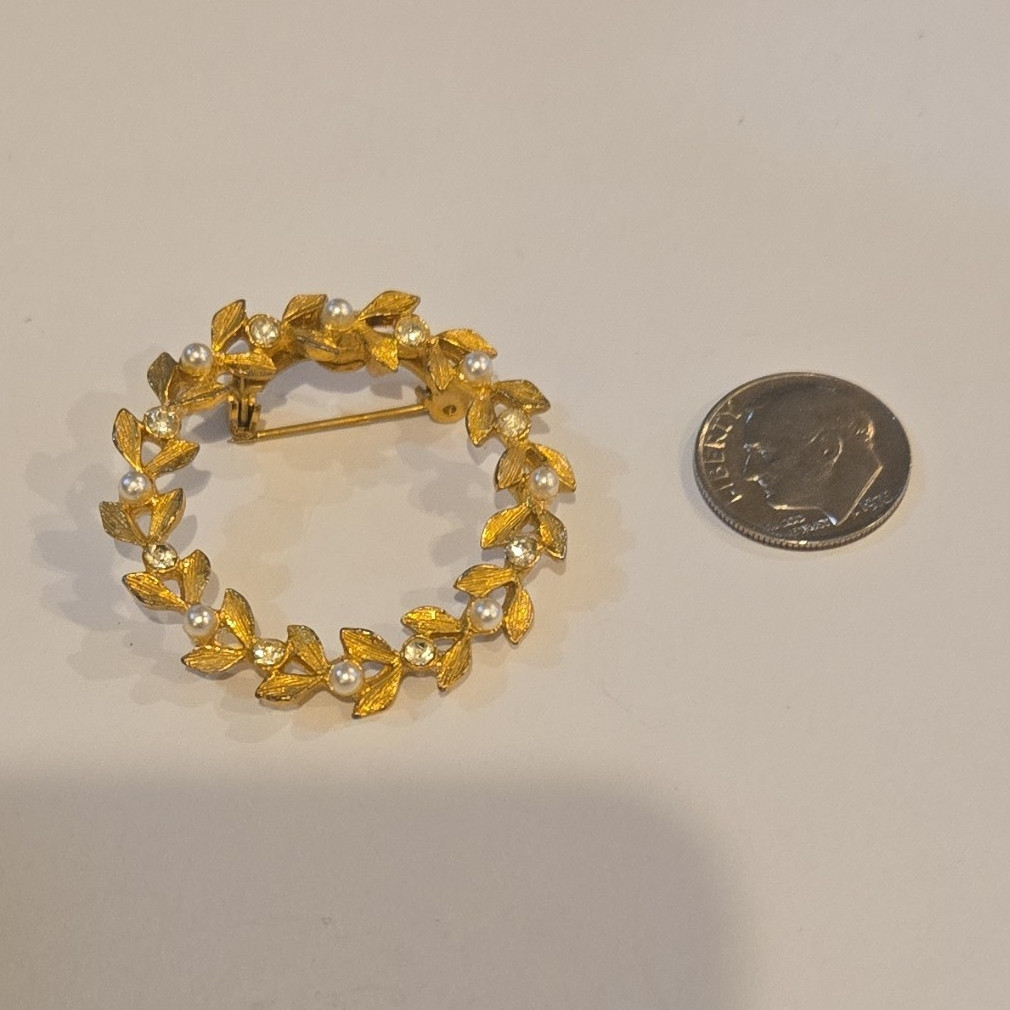 Gold Tone Leaf Wreath Circle Brooch Pin with White Simulated Faux Pearls