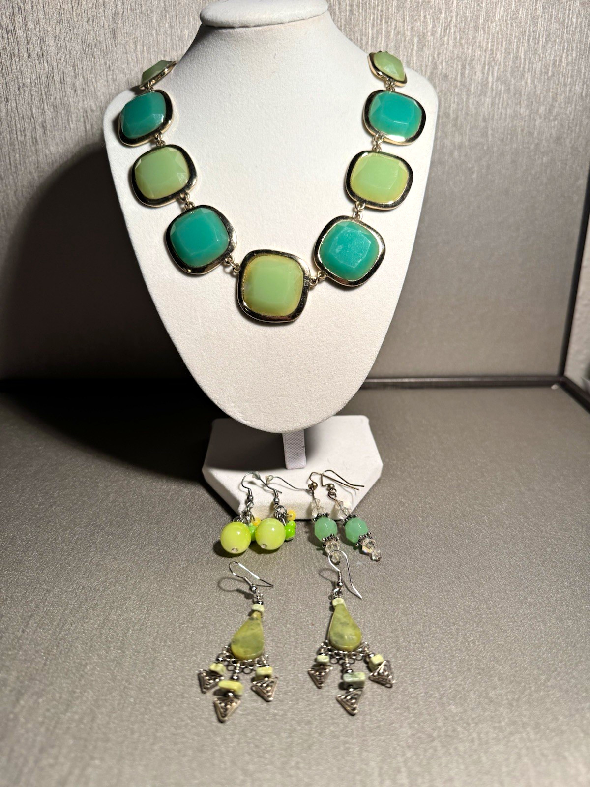 Green Glass & Silver Tone Adjustable Necklace and Dangle Earrings Jewelry Set
