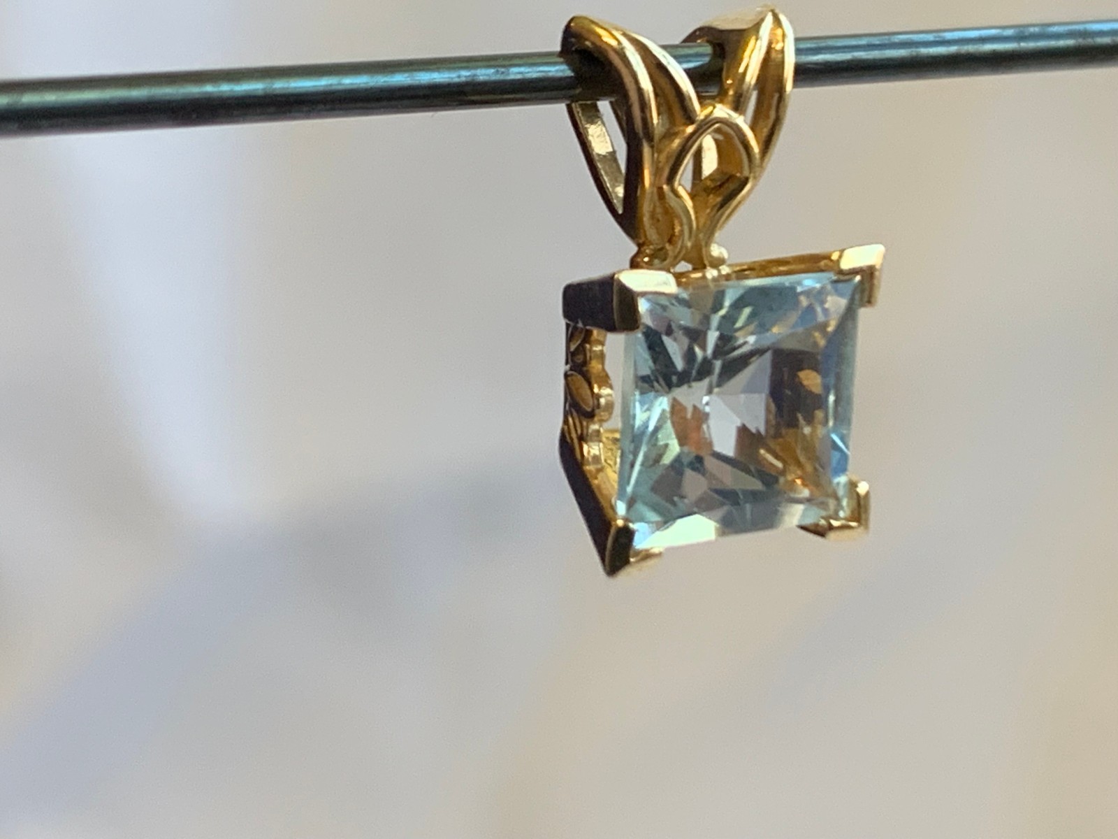 14K Yellow Gold Pendant 1.48g Fine Jewelry Aquamarine Color Charm *READ*