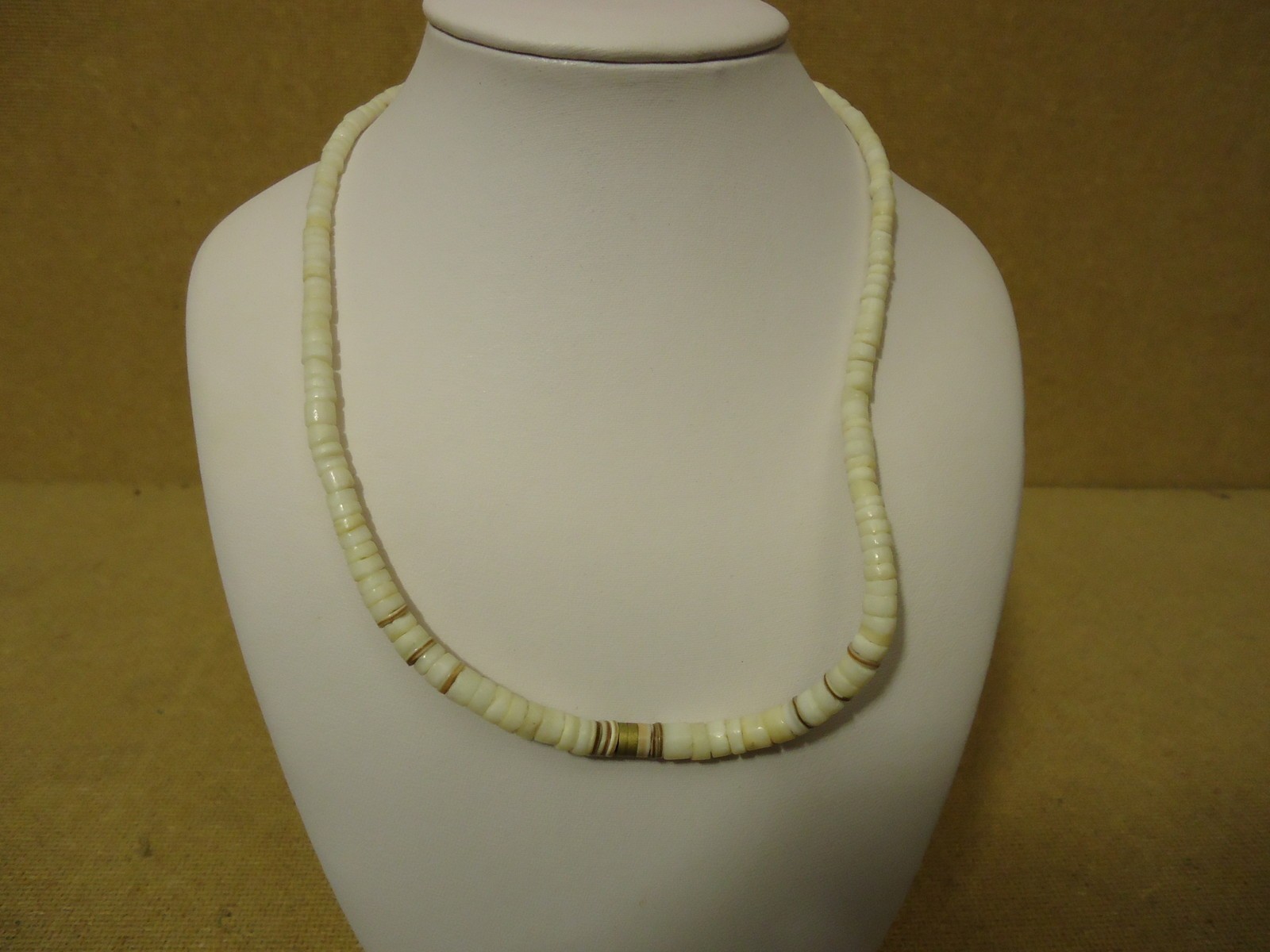 Designer Fashion Necklace 17in Strand/String Stone Shell Female Adult Beiges