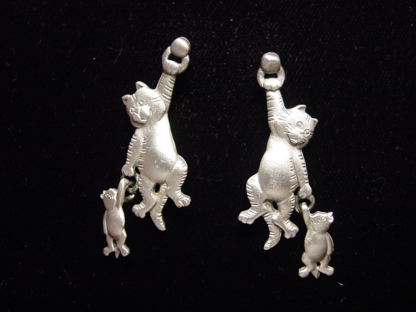 “JJ” Jonette Jewelry Silver Pewter ‘Hanging CAT w/Toy’ Dangle Earrings