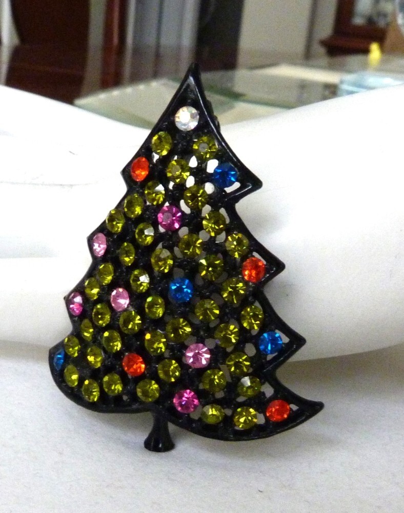 2 1/8″ VINTAGE MOD MID-CENTURY SIGNED MULTI RHINESTONE CHRISTMAS TREE PIN