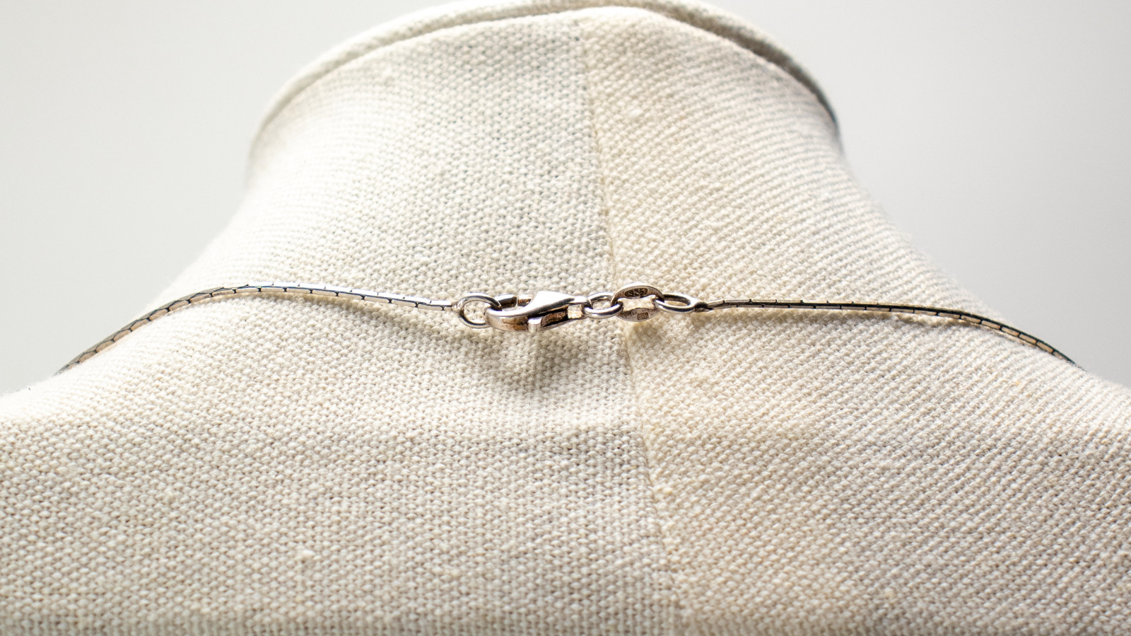 Silver Cardano necklace with 12 oval movable beads – Sustainable & stylish
