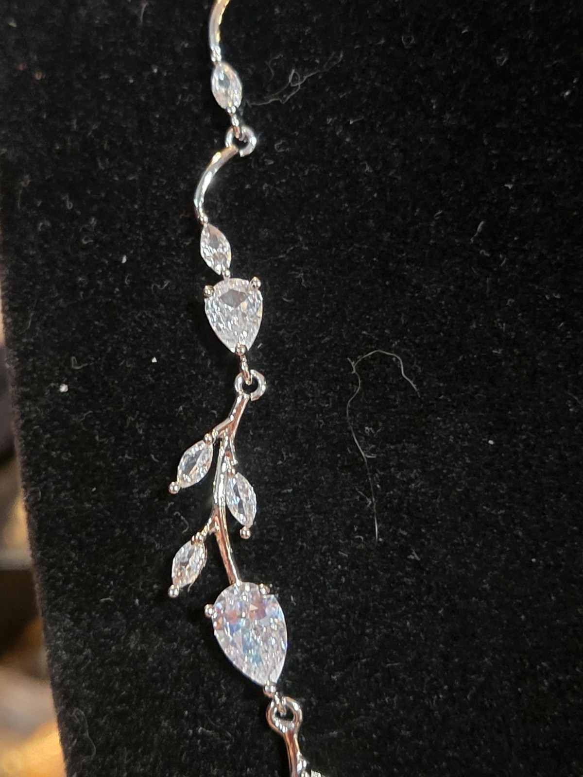 Stunning 18″ Crystal Leaf Vine Necklace Silver Tone Clear Crystal Leaf Open Back