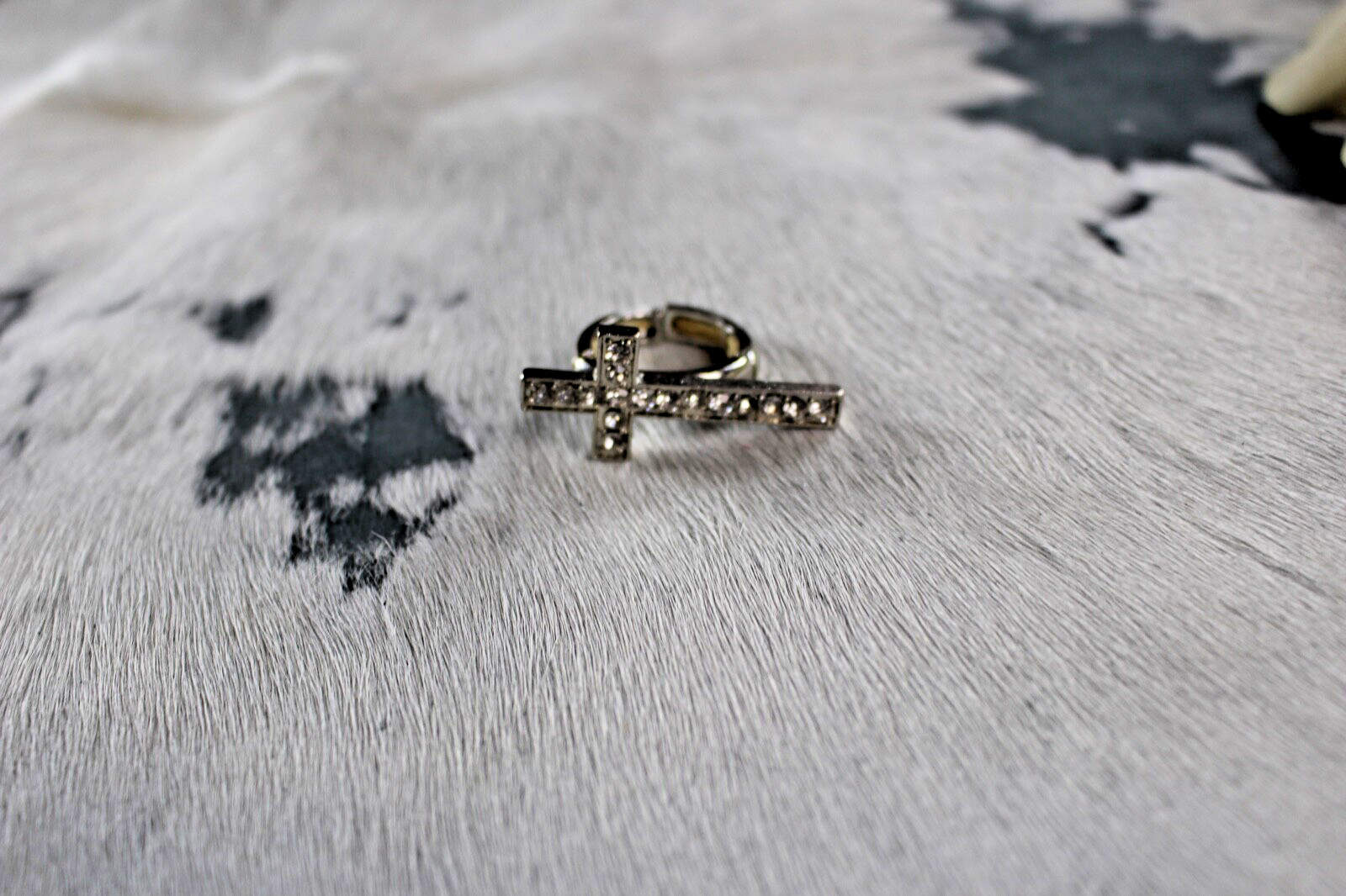 Western Womens Ring 1 1/2 x 5/8 in up to 8 Cross Silver Crystal Stretch