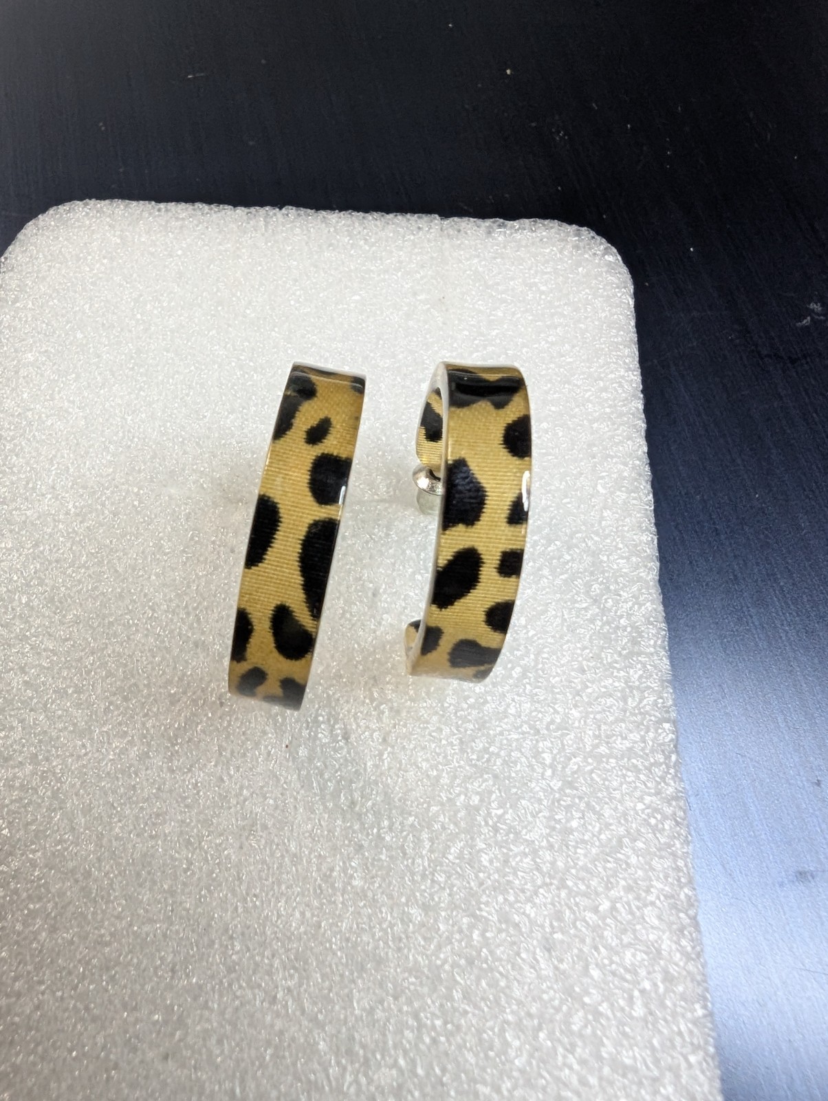 Leopard C-shaped resin earrings .96″ DAD993