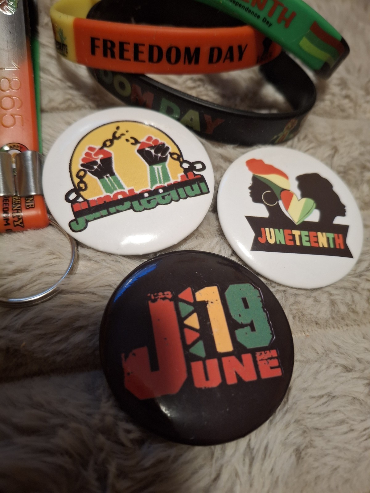 Juneteenth Celebration – 11 Pieces – Pins, Bracelet and Key Rings.