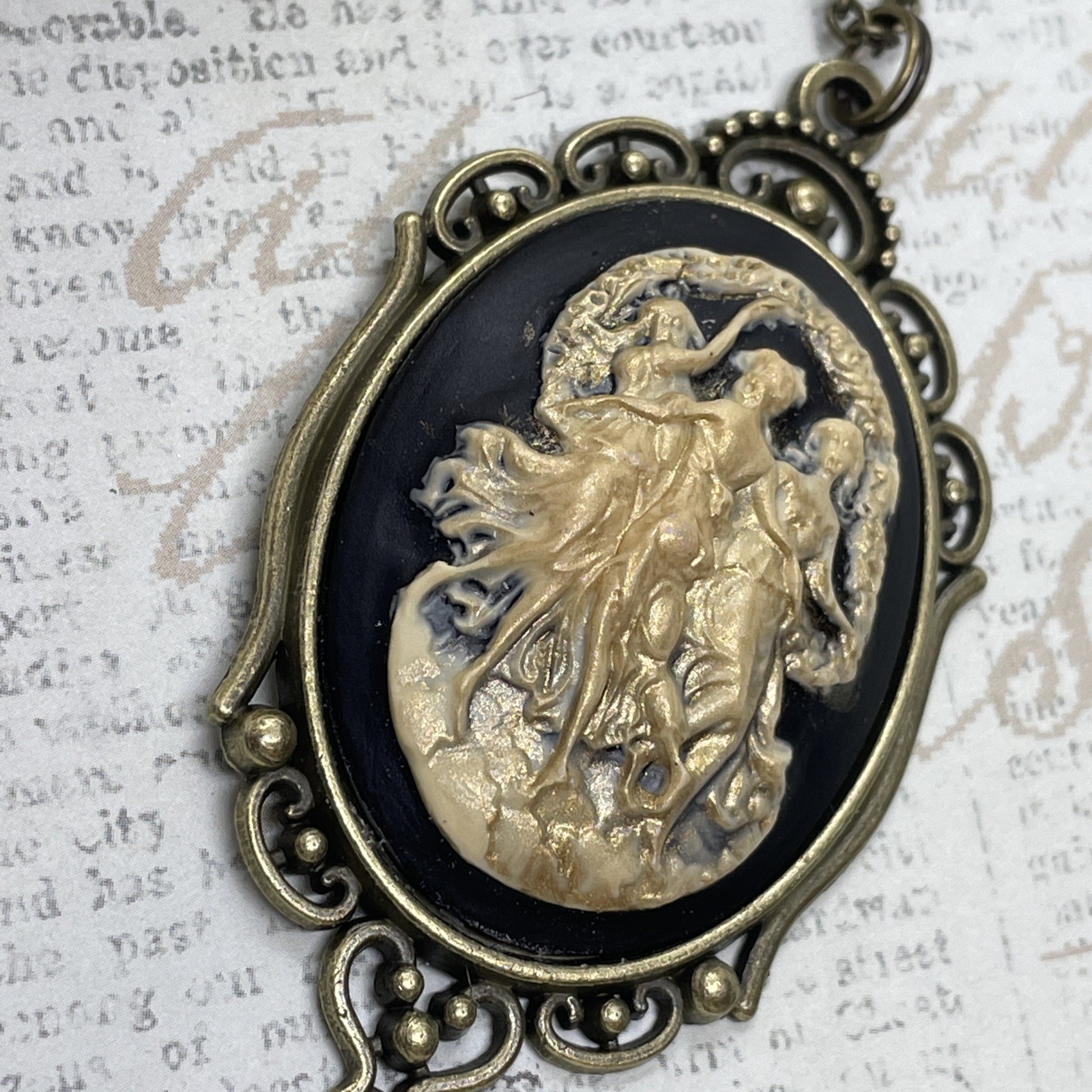 Mystic Muses Muse 3 graces Dancing ladies Bronze Heart Setting Anniversary Gold
