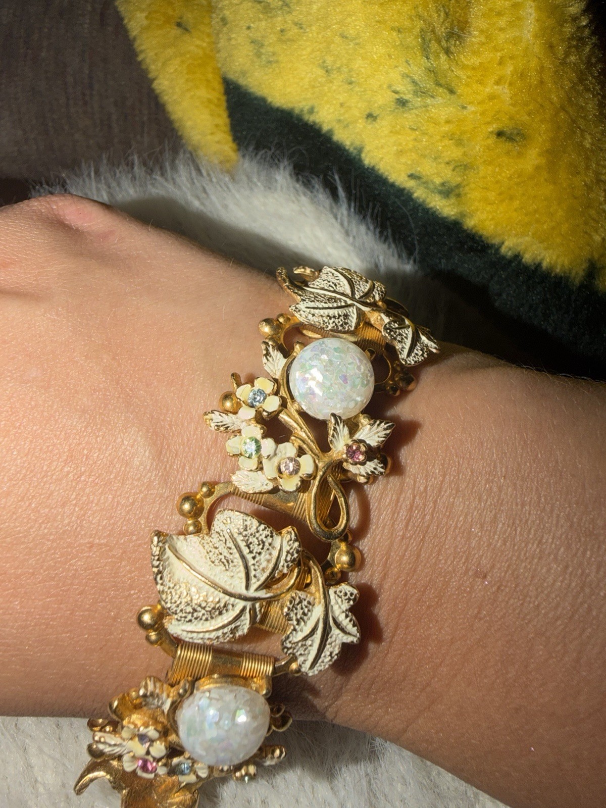 Vintage gold Tone frosted Floral Leaf Link Bracelet White Round gems 💎6.5 in