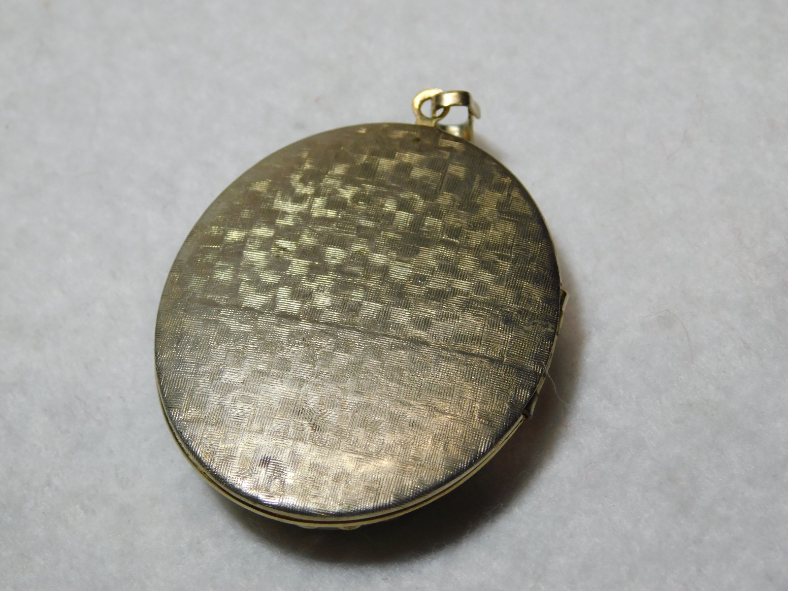 Vintage 1.5″ Rose Pattern Cameo Locket in Very Good Condition