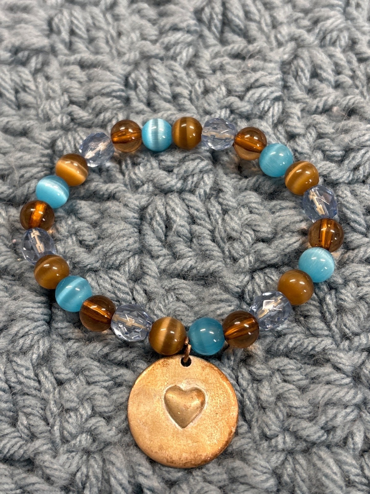 Beaded Stretchy Bracelet Cat’s Eye Glass Plastic Love Charm 6.25 in Unstretched