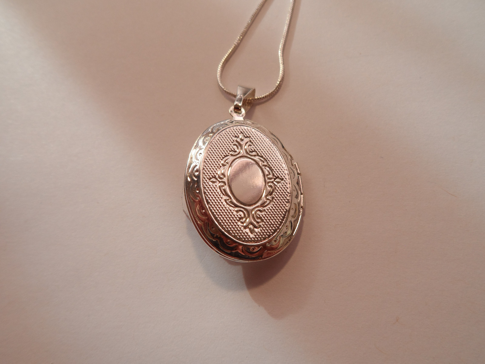 CRUSHED OPAL LOCKET (MAN MADE) 20″ CHAIN RED