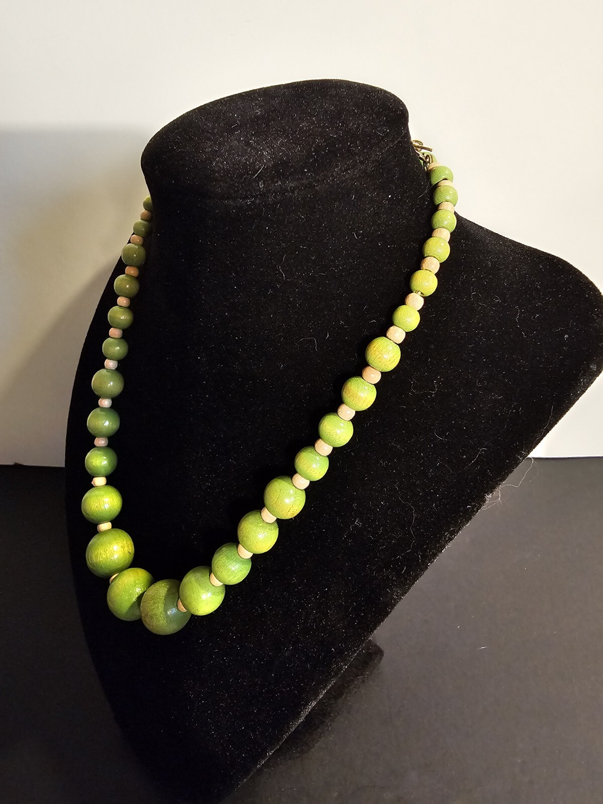 Adjustabe – Green Round Wooden Beaded Necklace With Hook Closure