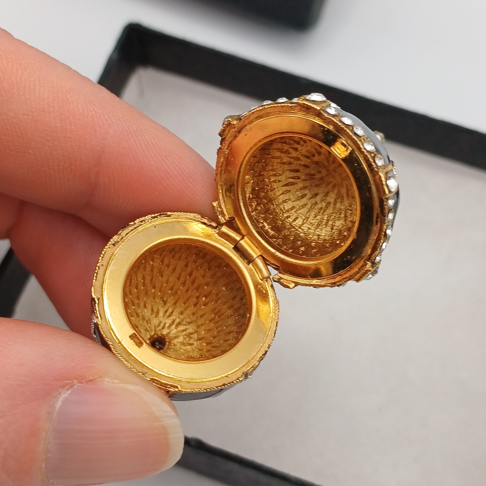 Metropolitan Museum of Art Faberge Jewelled Trellis Egg Enamel Pendant R.R.P £95