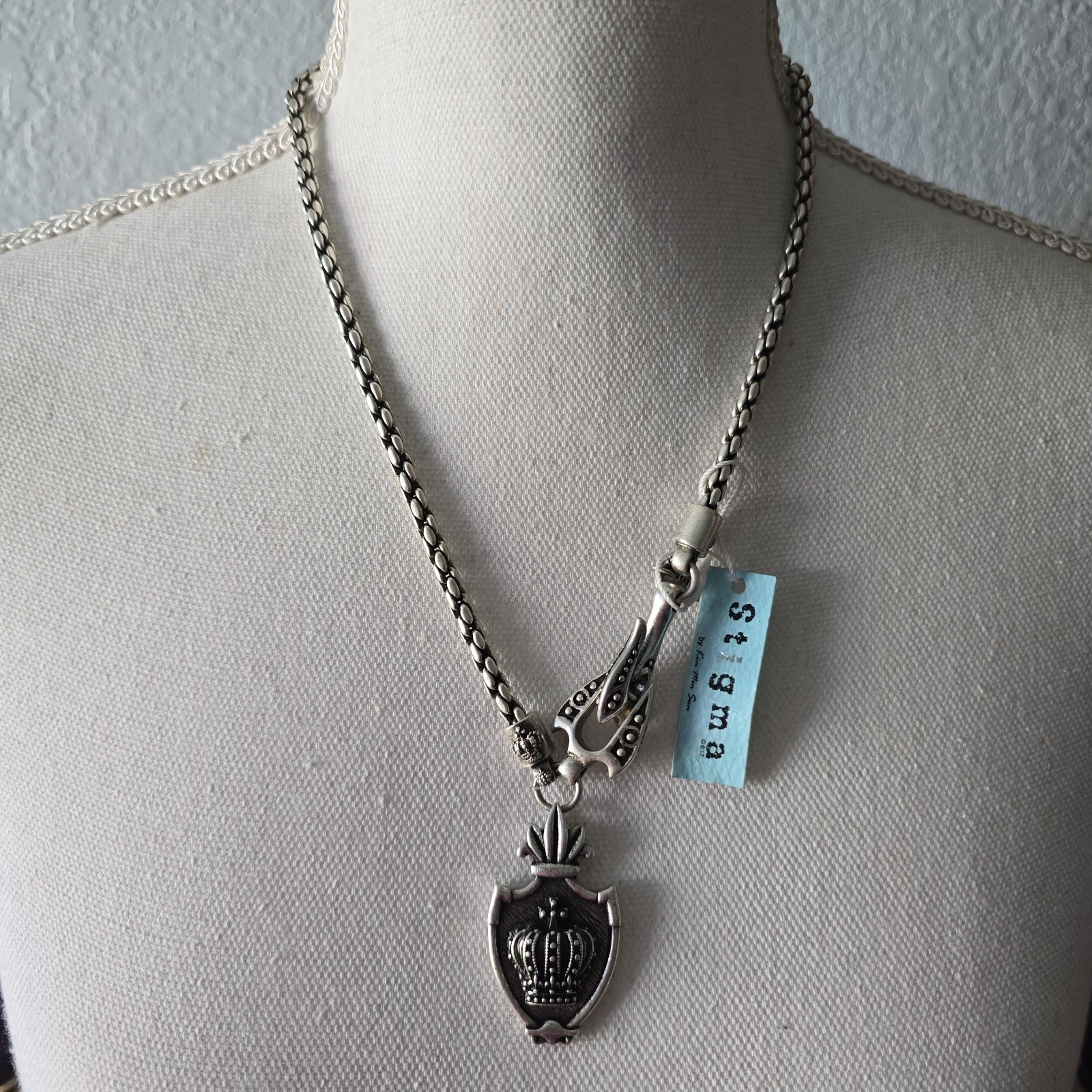 New Stigma Silver Tone Shield Crown Pendant Hook Clasp Chain Necklace 20″L