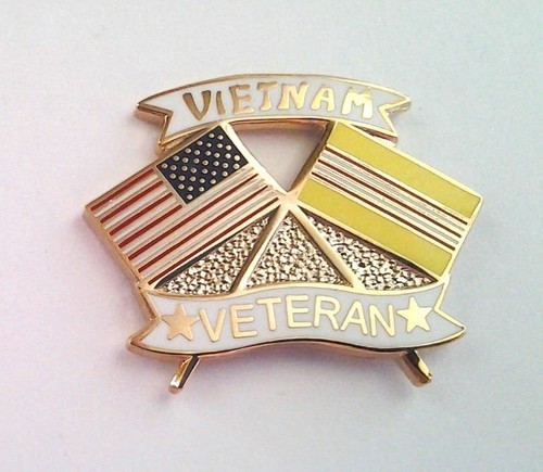 VIETNAM VETERAN AMERICAN AND VIETNAMESE FLAGS HAT PIN MEASURES 1 AND 1/8TH INCH