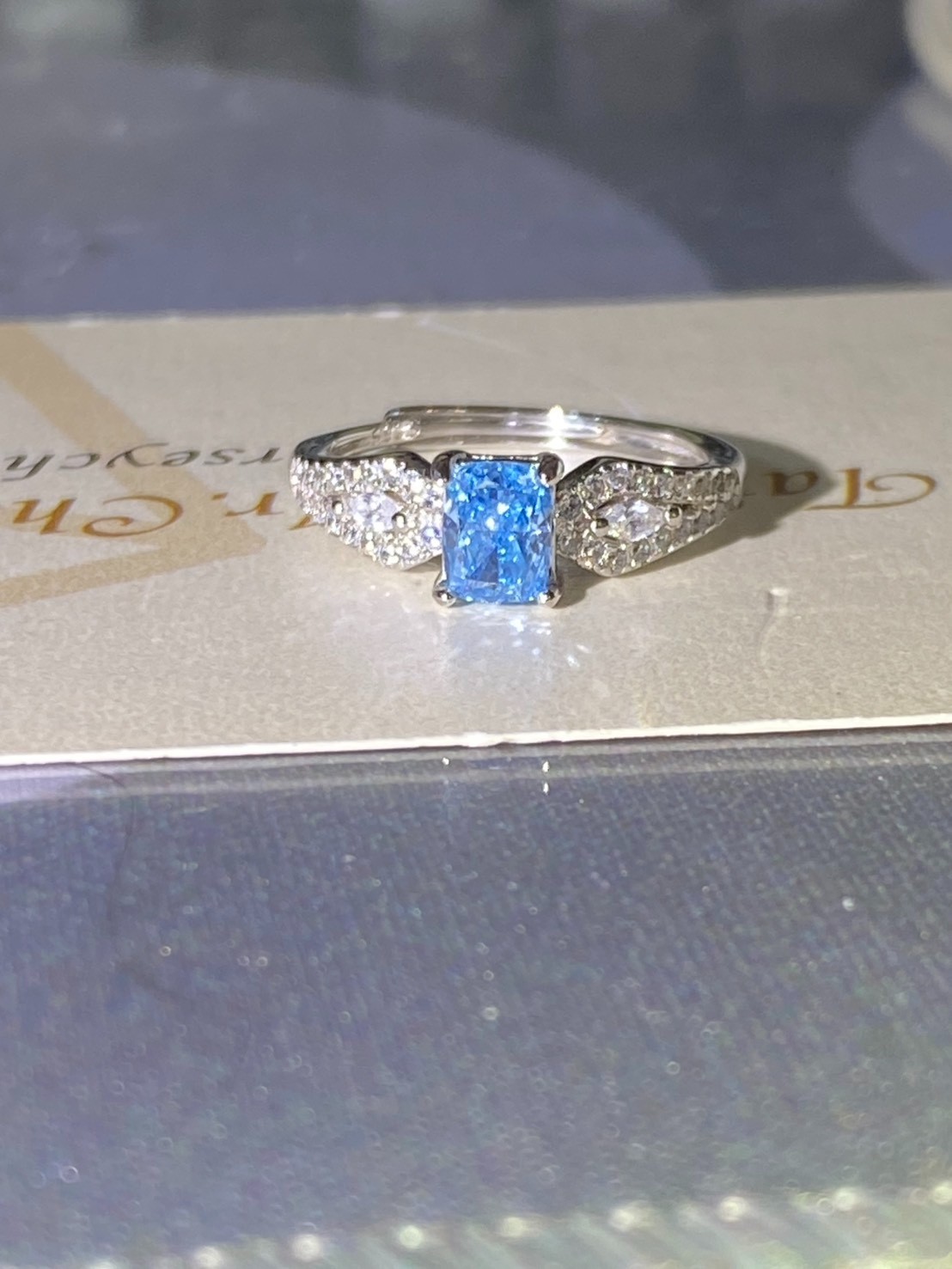 [jerseychou] Lab-Grown Diamond , 0.54ct , Fancy Vivid Blue , VVS2 , IGI