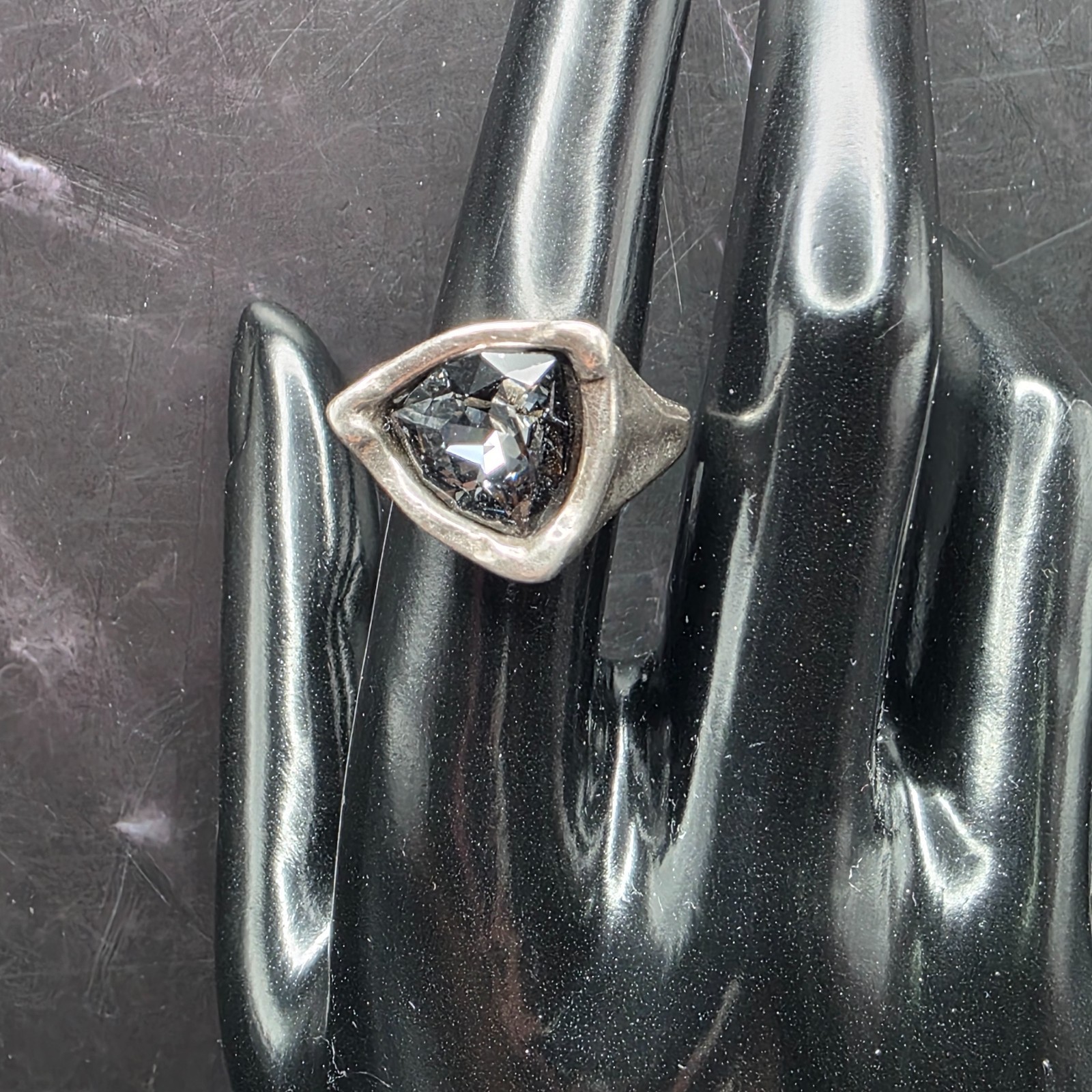 UNOde50 Ser Camaleónica Triangular Silver-Plated Ring w/Gray Swarovski Crystal