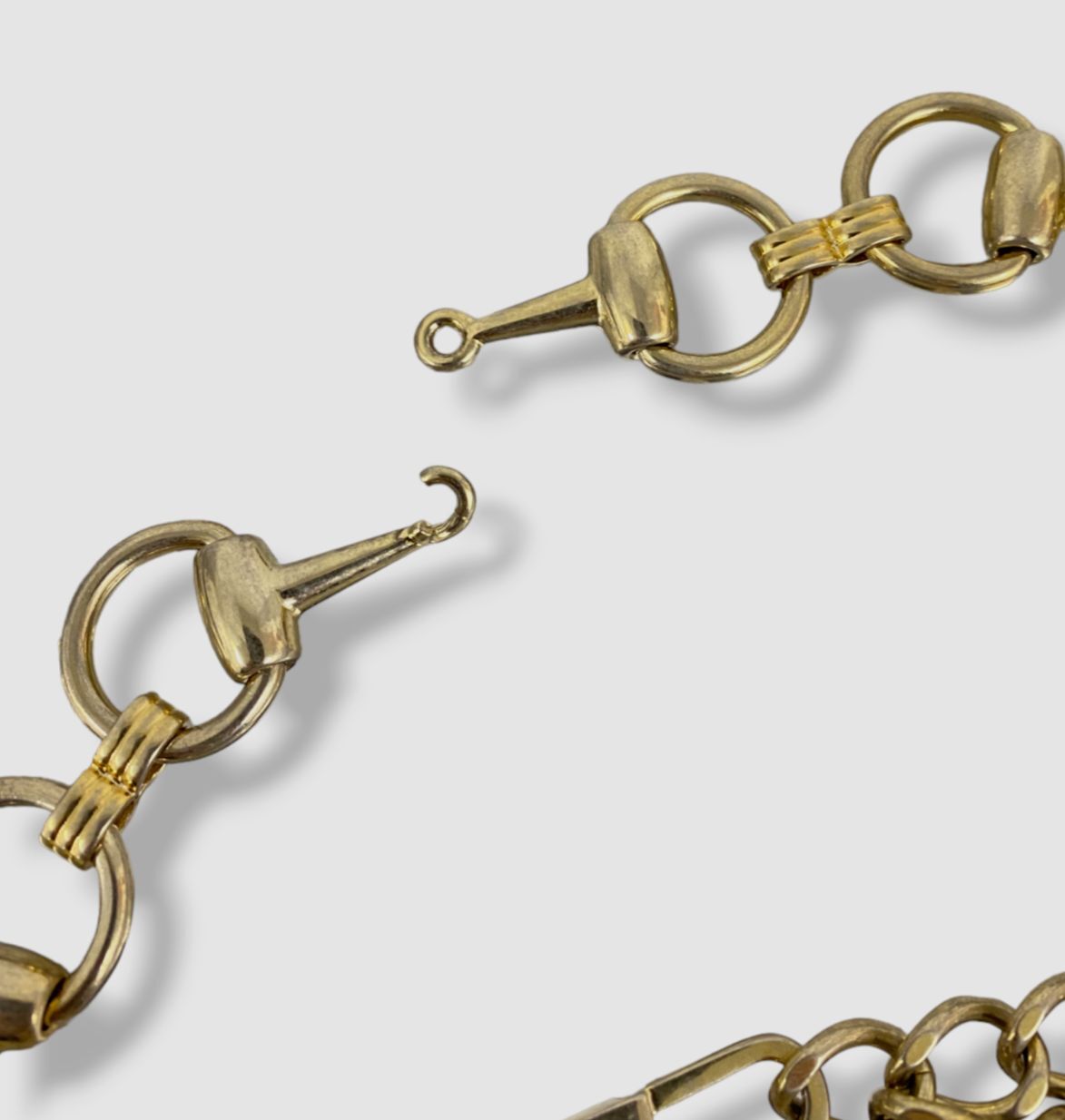 $610 Gucci Women’s Gold Lariat Peace Sign Necklace