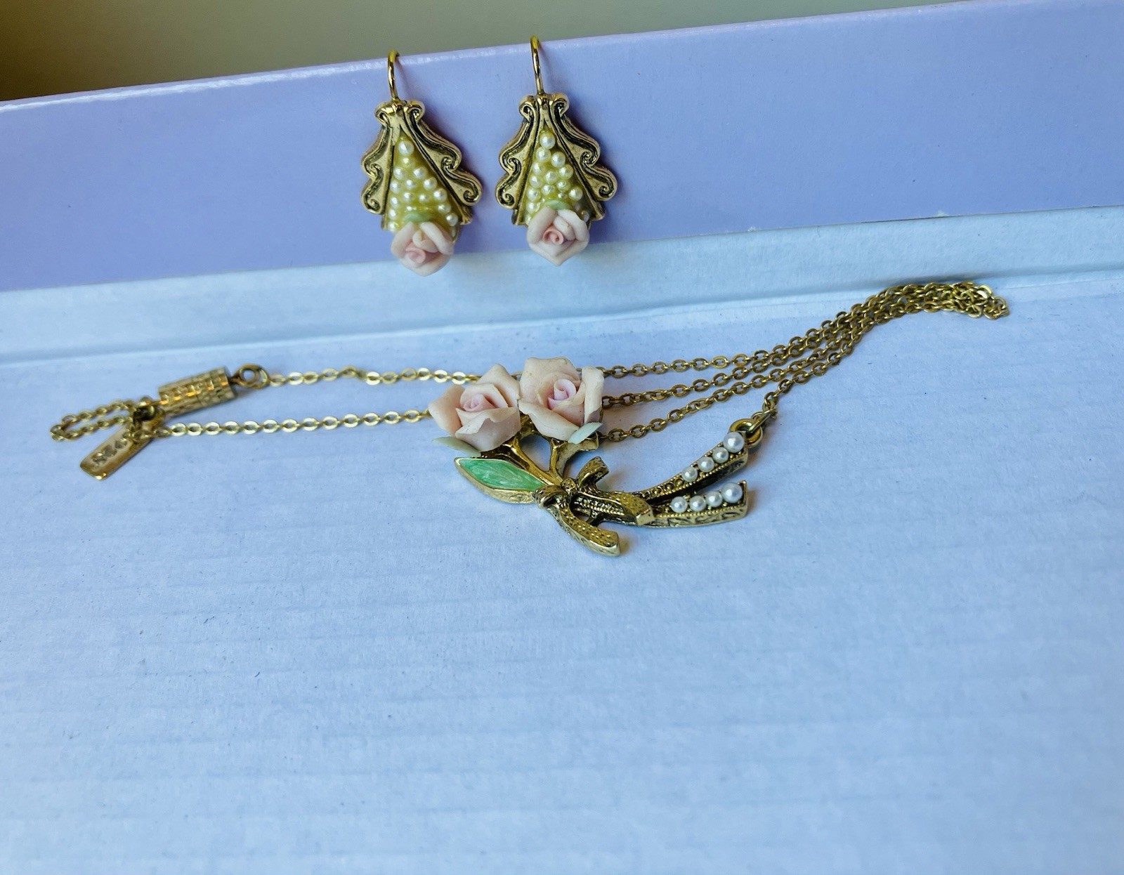 1928 Jewelry 16″ Gold-tone /Porcelain Rose/Simulated Pearl Necklace w/Earrings