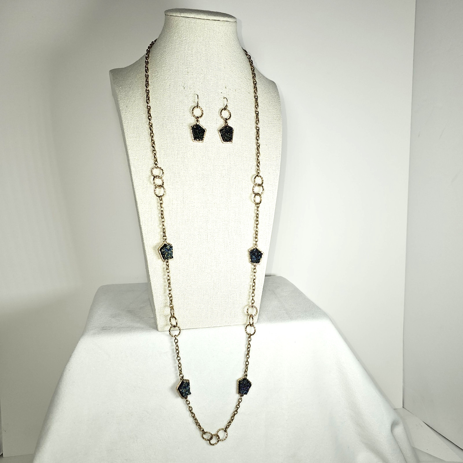 Charming Charlie BLUE DRUZY STONE NECKLACE 34″ Long Gold Tone MATCHING EARRINGS