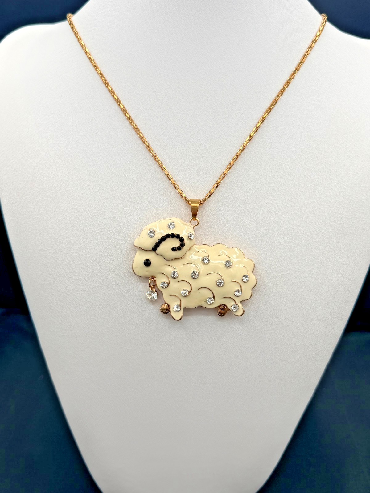BETSEY JOHNSON BEAUTIFUL WHITE CRYSTAL & ENAMEL SHEEP PENDANT CHAIN NECKLACE