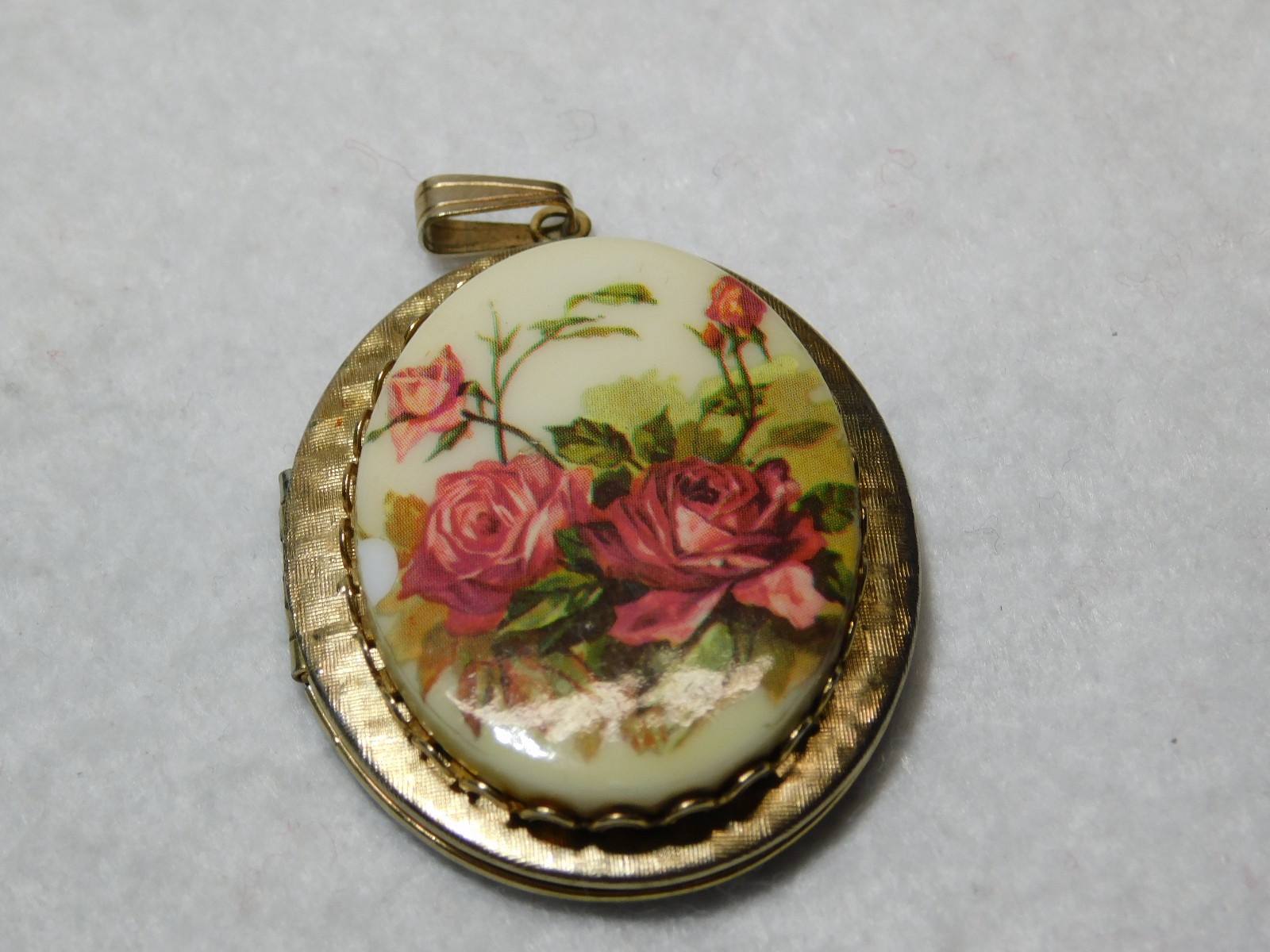 Vintage 1.5″ Rose Pattern Cameo Locket in Very Good Condition