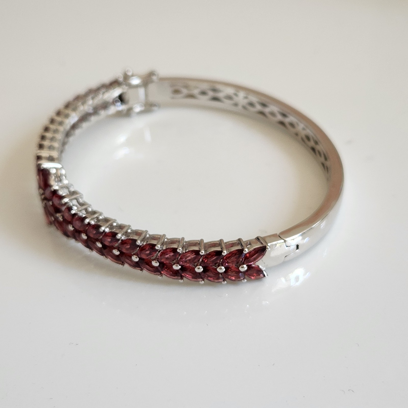 Rajasthan Garnet Oval Bangle with Mozambique Garnet in Sterling Silver 10.58cts