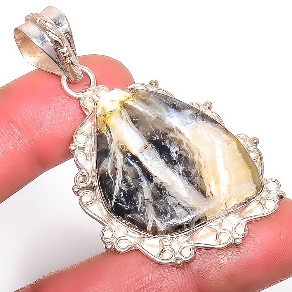 Magnaprase Handmade Silver Plated Pendant 1.79″ T66