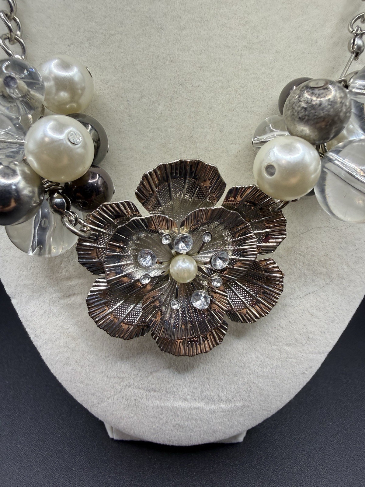 Silver-Tone Metal Flower Charm Statement Collar Necklace 20.5 Inch Lobster Clasp