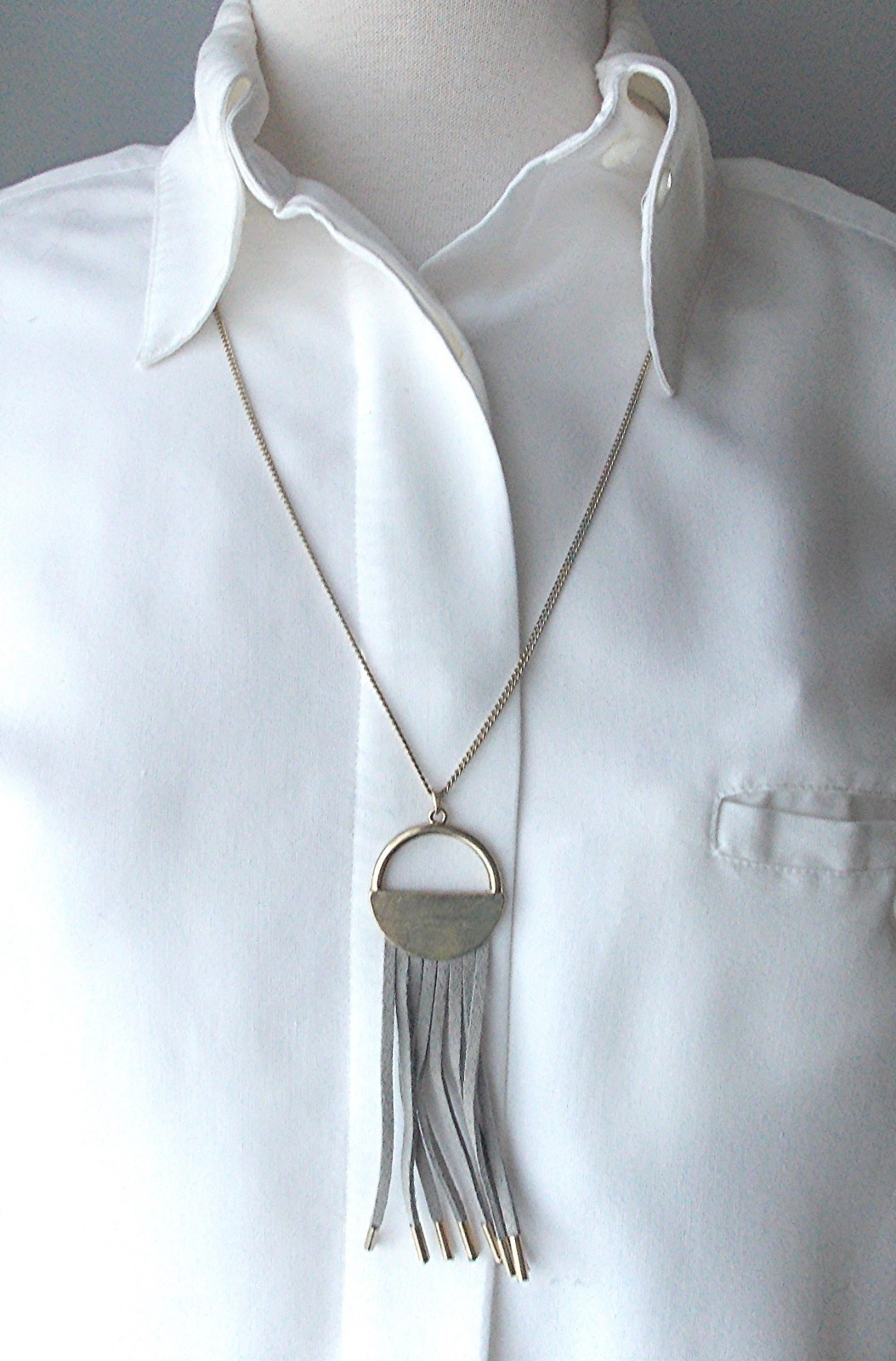 GOLD TONE WESTERN STYLE ADJUSTABLE LENGTH 28″ to 31″ GRAY FRINGE TASSLE NECKLACE