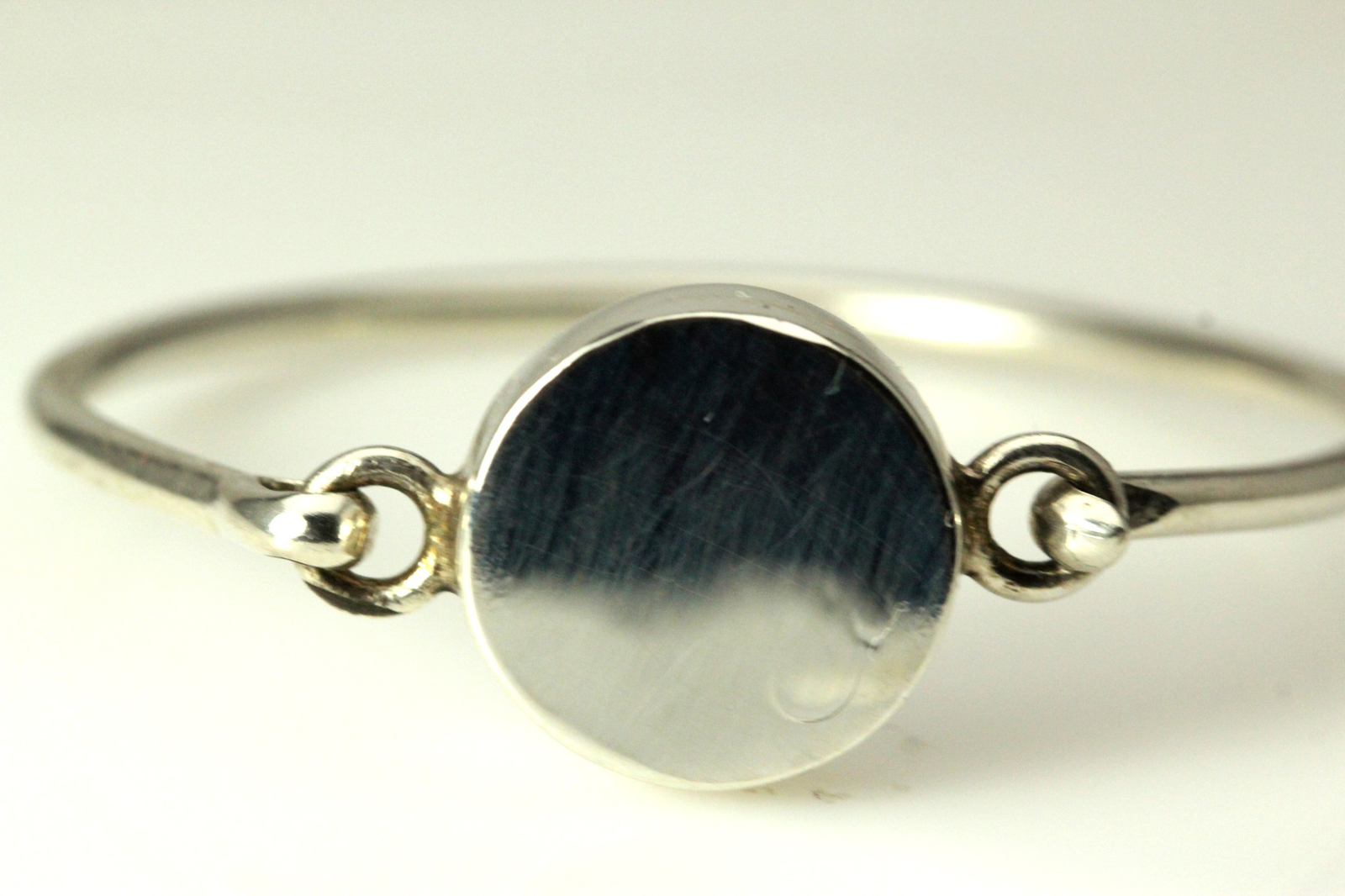 Engravable sterling silver bangle, faint engraving visible 13.6 grams (BR3724)