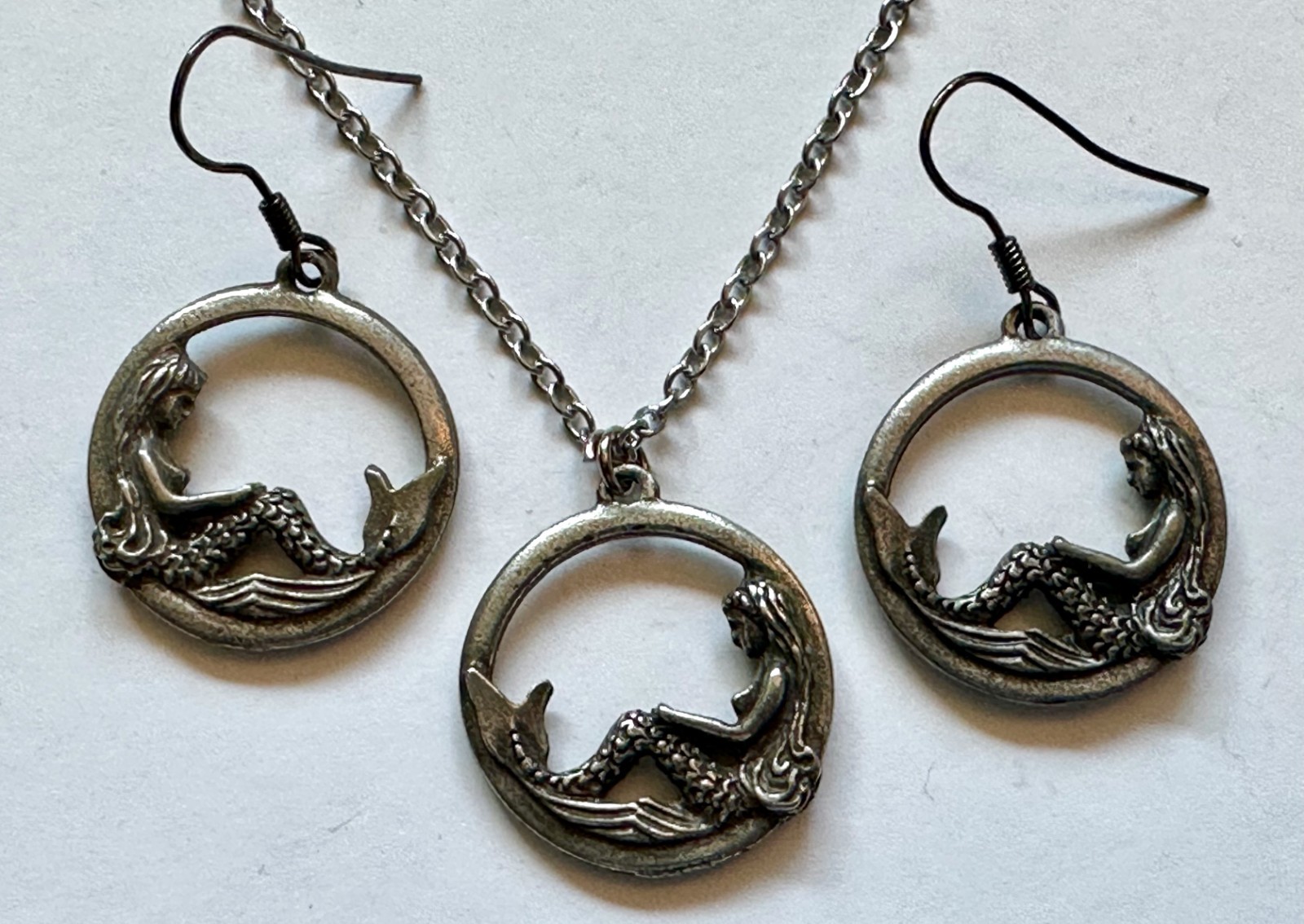 JEWELRY SET MERMAID SIT IN CIRCLE PEWTER 2 SIDE 1″ PENDANT 20″ . & EARRINGS