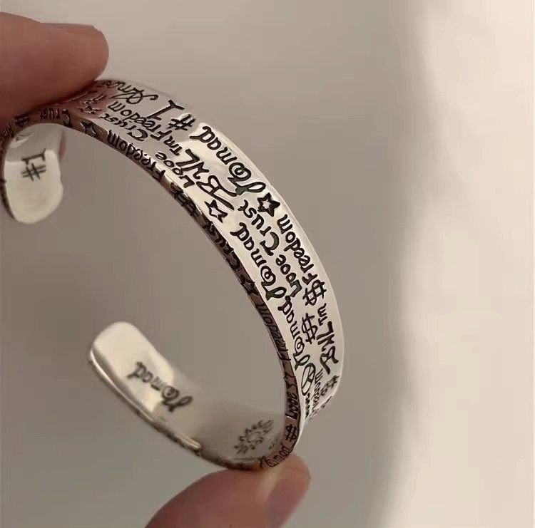 Unisex graffiti-carved vintage bracelet, suitable for both men and women.