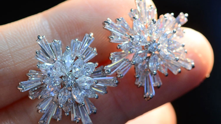WHITE CRYSTAL CHRISTMAS SNOWFLAKE FLOWER EARRINGS MADE WITH SWAROVSKI ELEMENTS