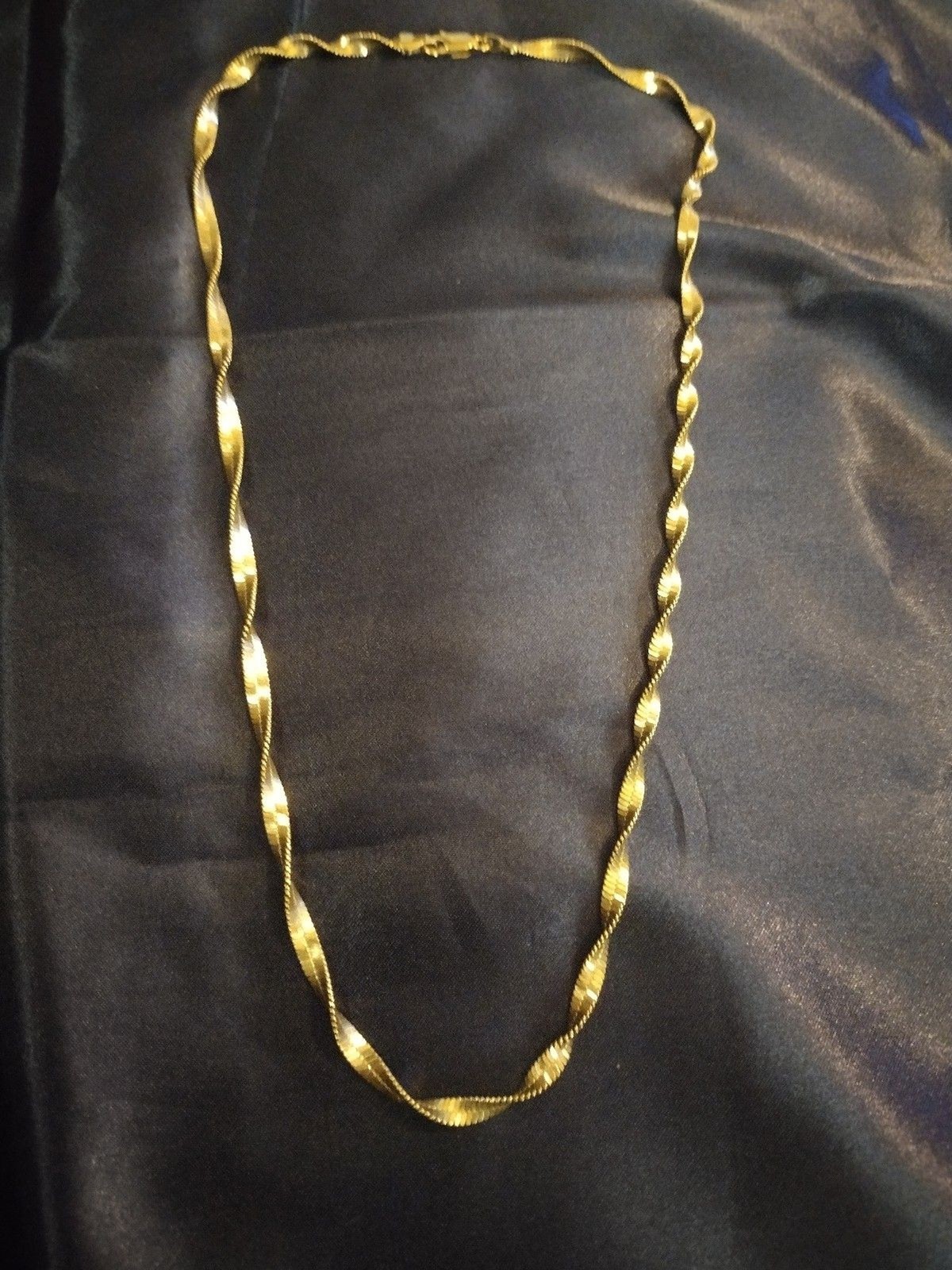 Vintage twisted herringbone gold tone necklace